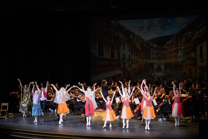 La orquesta estuvo acompañada por talento en danza y vocal.