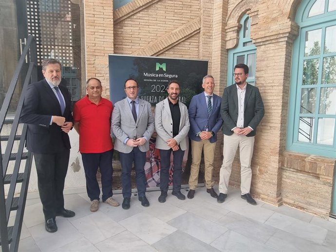 Presentación de la edición de primavera de Música en Segura con Luis Jesús García-Lomas (izq), Juan Francisco Fernández, José Ayala, Daniel Broncano, José Manuel Martínez y Francisco Javier Lozano (dcha)