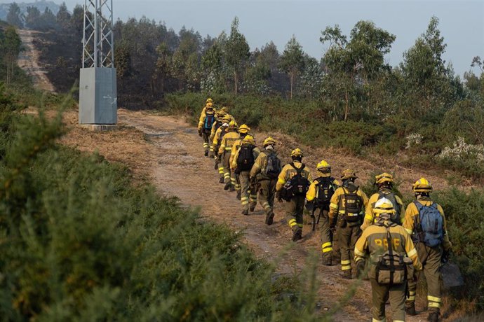 Archivo - Bomberos trabajan en la extinción de un incendio iniciado en Boiro, a 6 de agosto de 2022, en Boiro, A Coruña (Galicia). La Consellería do Medio Rural ha informado de que la superficie calcinada en el incendio declarado el jueves en la parroquia