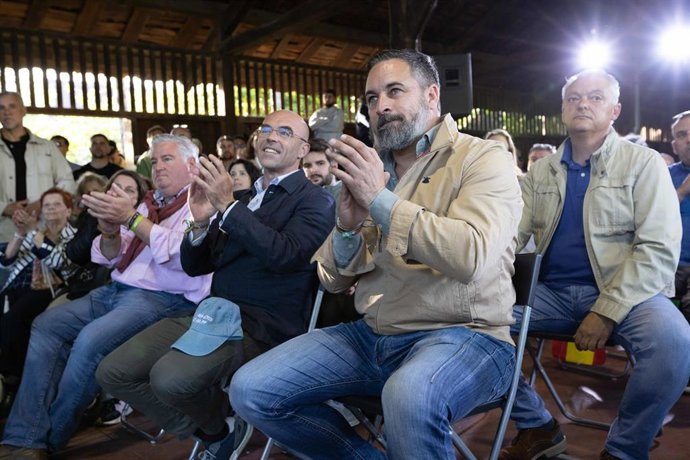 El líder de VOX, Santiago Abascal (d) y el candidato de VOX a las elecciones europeas, Jorge Buxadé (c), durante un acto de Vox.