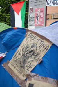 Detenidos tres jóvenes por insultar y amenazar a los acampados palestinos de la UCM con proclamas neonazis