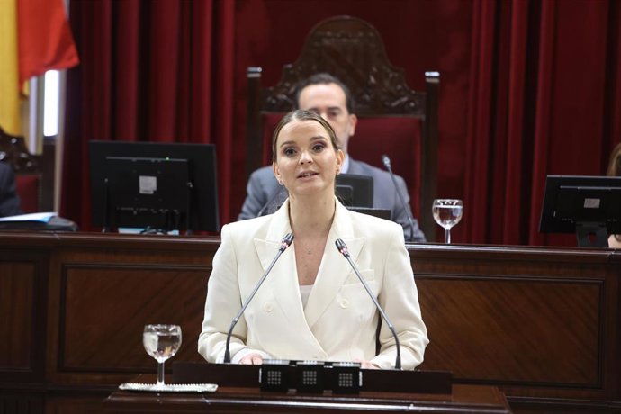 Archivo - La presidenta del Govern, Marga Prohens, en un pleno del Parlament