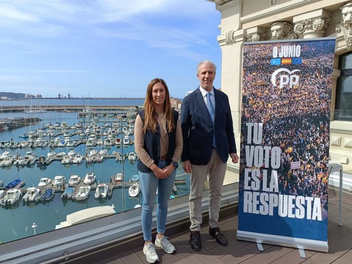 El eurodiputado del Partido Popular, Pablo Arias, acompañado de la vicealcaldesa de Gijón y portavoz municipal 'popular', Ángela Pumariega,  antes de reunirse con un grupo de empresarios en Gijón.