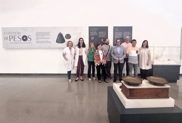 Ayala (4d), junto a personal del Museo Íbero, visita la exposición 'Cuestión de pesos'.