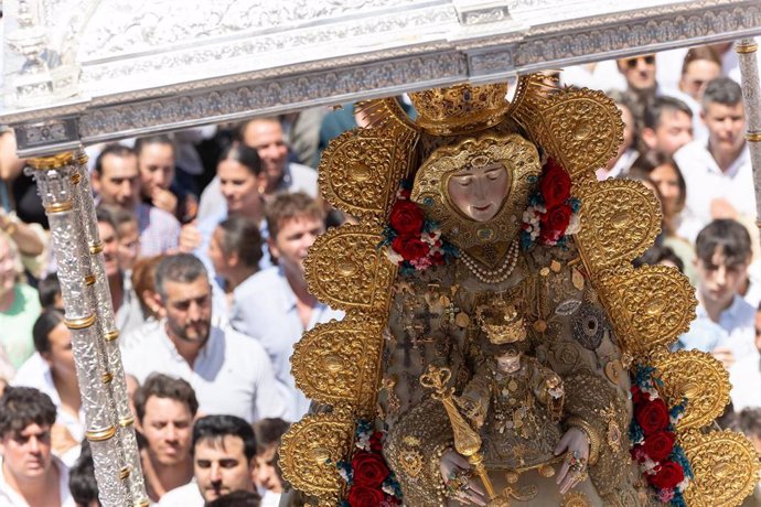 Peregrinación de la Virgen del Rocío en la romería de 2024.