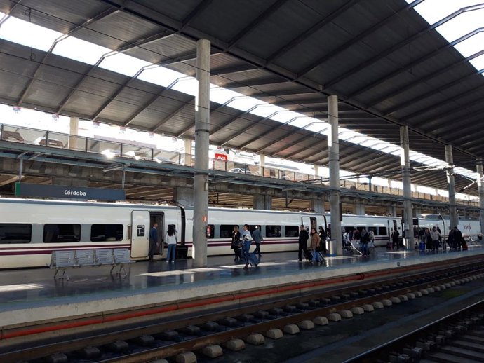 Viajeros en la estación de trenes de Córdoba.