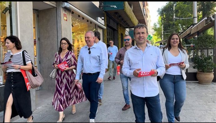 Julio Millán (2d), en el reparto electoral del PSOE con motivo de los comicios europeos.