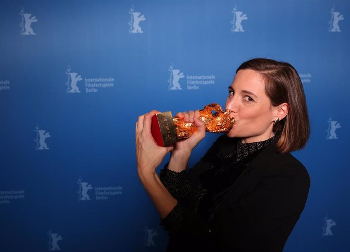 Archivo - Carla Simón posa con el Oso de Oro que ganó por 'Alcarrás' en la Berlinale en 2022.