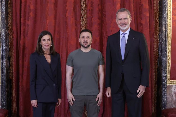 El presidente de Ucrania, Volodimir Zelenski (c) posa junto a los Reyes de España, Letizia (1i) y Felipe VI (1d), a 27 de mayo de 2024, en Madrid (España)