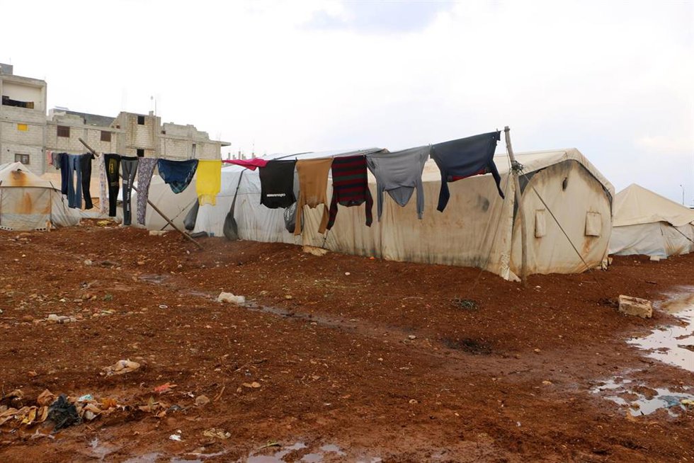 Archivo - March 18, 2022, Aleppo, Aleppo, Syrian Arab Republic: Syrian refugees play near their tents during a winter season, outside the Syrian city of Azaz on Syria's northern border with Turkey, on March 18, 2022