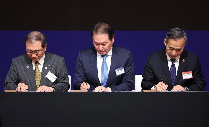 El presidente del Consejo Chino para la Promoción del Comercio Internacional (CCPIT), Ren Hongbin; y sus homólogos de la Federación Empresarial de Japón (Keidanren), Masakazu Tokura; y de la Cámara de Comercio e Industria de Corea (KCCI), Chey Tae-won.