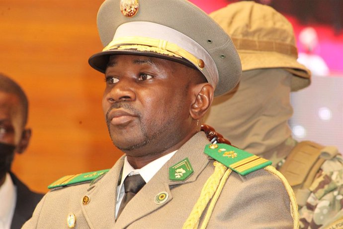 Archivo - (210607) -- BAMAKO, June 7, 2021 (Xinhua) -- Assimi Goita (front) is seen during his swearing in ceremony for Mali's transitional president in Bamako, Mali, on June 7, 2021. Colonel Assimi Goita was officially sworn in as Mali's transitional pre