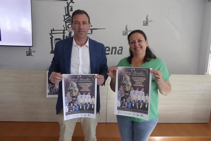 El alcalde de Chucena (Huelva), Antonio Manuel Rubio, y la hermana mayor de la Hermandad de la Virgen de la Estrella, Estrella Rocío de la Torre.