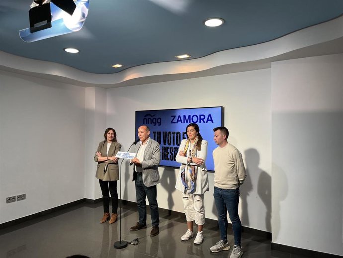 La consejera de Educación, Rocío Lucas; el presidente del PP de Zamora, José María Barrios; la presidenta de NNGG Castilla y León, Andrea Ballesteros; y el presidente de NNGG Zamora, Juanma Pedrón.