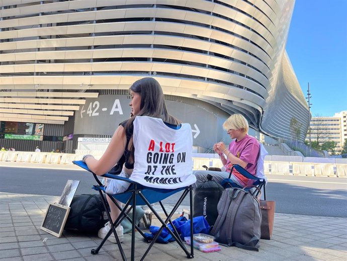 Fans de Taylor Swift acampados en el Bernabéu