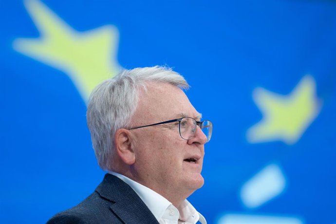 El candidato de los socialistas a presidir la Comisión Europea, Nicolas Schmit, en una rueda de prensa en la sede del PSC en Barcelona