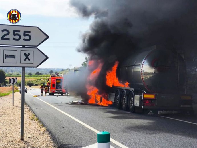 Sofocan un incendio en un camión cisterna en la A-3 en Villagordo del Cabriel