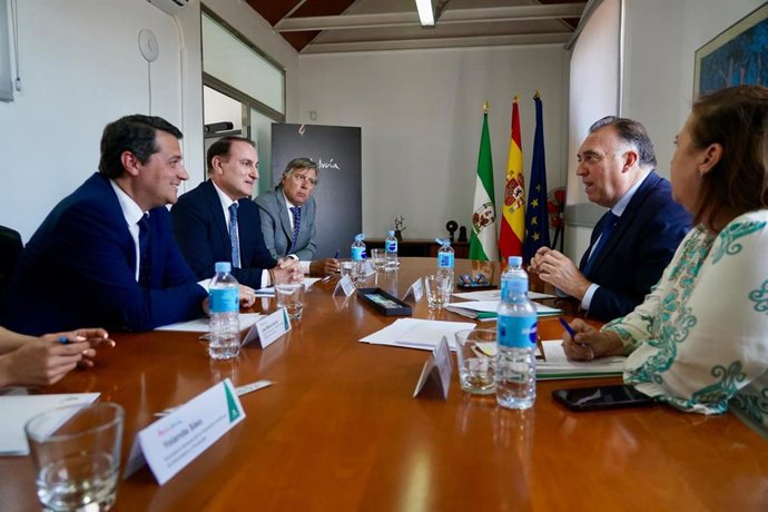 El consejero de Turismo, Cultura y Deporte, Arturo Bernal, en una reunión con el presidente de la Federación Andaluza de Municipios y Provincias, José María Bellido, y el presidente de la Confederación de Empresarios de Andalucía, Javier González de Lar