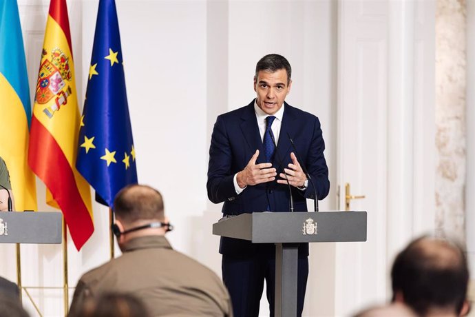 El presidente del Gobierno, Pedro Sánchez, durante una rueda de prensa posterior a un encuentro con el presidente de Ucrania, en el Palacio de La Moncloa, a 27 de mayo de 2024, en Madrid (España). 