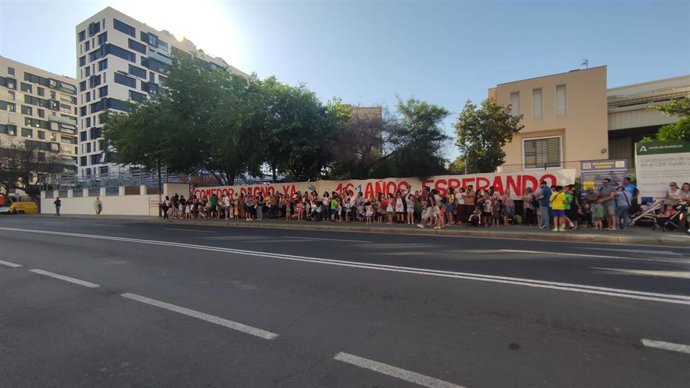 Unas 200 personas se han concentrado a las puertas del colegio para pedir que se reanuden las obras del comedor.