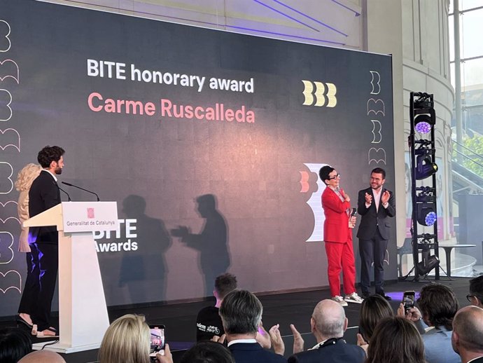 El president de la Generalitat, Pere Aragonès, aplaudeix a la xef Carme Ruscalleda, que ha rebut el premi BITE honorari