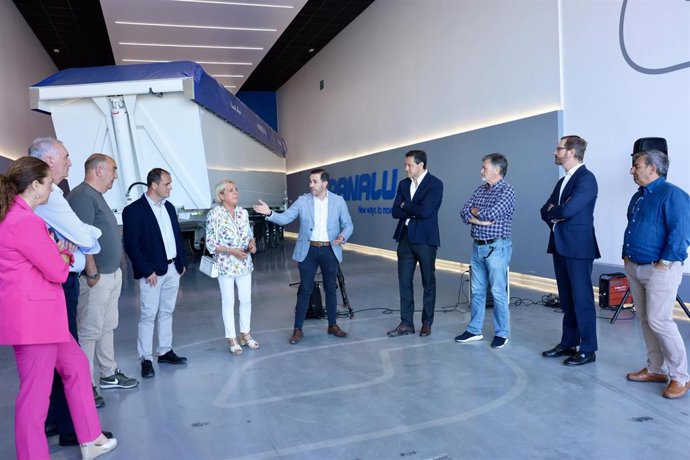Raúl de la Hoz en una visita la empresa Granalu Transformaciones en Sanchonuño (Segovia).