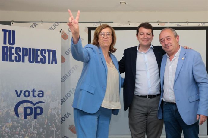 El presidente de la Junta y del PP de Castilla y León, Alfonso Fernández Mañueco, clausura una mesa redonda de alcaldes titulada 'Defensa de nuestro patrimonio: Canal de Castilla', junto a la presidenta provincial, Ángeles Armisén.