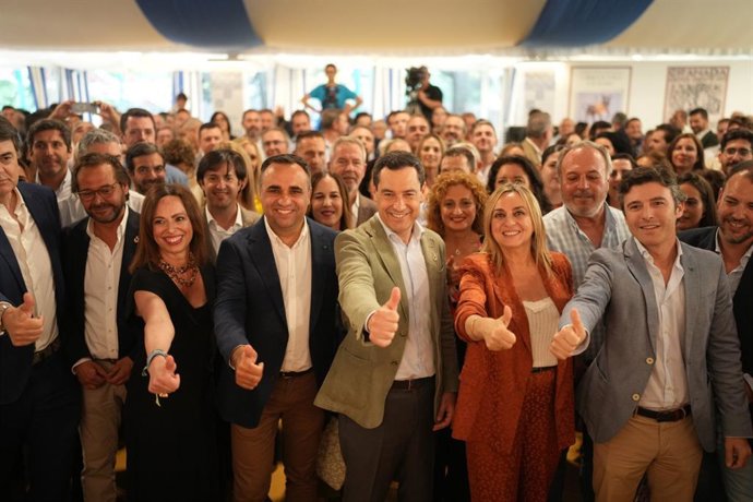 Juanma Moreno y otros representantes del PP en la clausura de la Junta Directiva Provincial del partido en Granada.