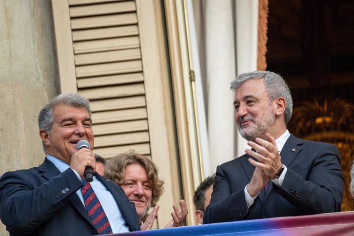 L'alcalde de Barcelona, Jaume Collboni (d), i el president del Barça, Joan Laporta (i), aquest diumenge