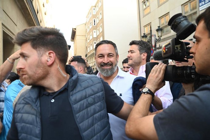 El presidente de VOX, Santiago Abascal, a su llegada al acto central de la campaña electoral, en la plaza del Pilar, a 27 de mayo de 2024, en Zaragoza, Aragón (España). Santiago Abascal se ha desplazado a Zaragoza para apoyar al candidato de VOX a los c
