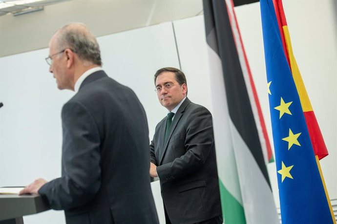 El ministre d'Afers exteriors, Unió Europea i Cooperació, José Manuel Albares (d), i el primer ministre palestí i responsable d'Exteriors, Mohamed Mustafa (i), ofereixen una roda de premsa després de la seva reunió a la seu de la Representació Permanent