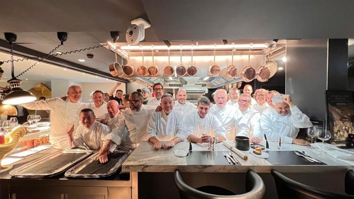 Fornell en la cocina junto a los chefs invitados