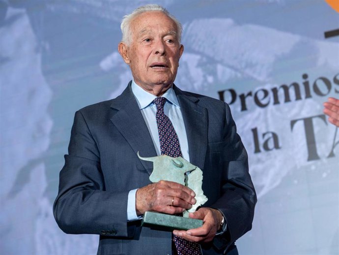 Archivo - El matador de toros Curro Romero con el  Premio Andalucía de Tauromaquia a Curro Romero el pasado febrero