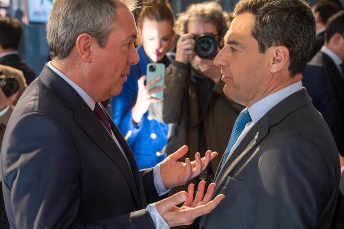 Archivo - El presidente de la Junta de Andalucía, Juanma Moreno, conversa con el secretario general del PSOE-A, Juan Espadas, después del acto de la toma de posesión como nuevo rector de la Universidad de Almería, José Céspedes. (Foto de archivo).