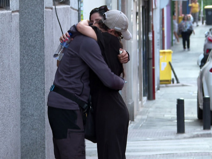 Ángel Cristo y Ana Herminia, romántico abrazo en plena calle