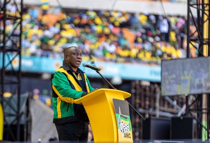 El presidente de Sudáfrica y líder del gubernamental Congreso Nacional Africano, Cyril Ramaphosa, durante un acto de campaña en Johanesburgo de cara a las elecciones del 29 de mayo (archivo)