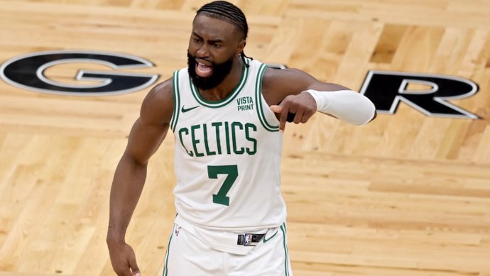 Jaylen Brown celebra el triunfo de los Boston Celtics
