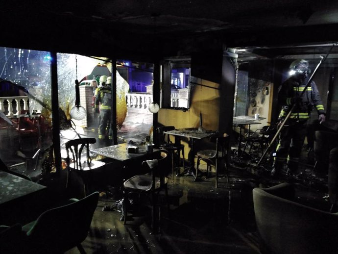Un incendio en la terraza de un local hostelero de Laredo causa desperfectos en el mobiliario y la cristalera