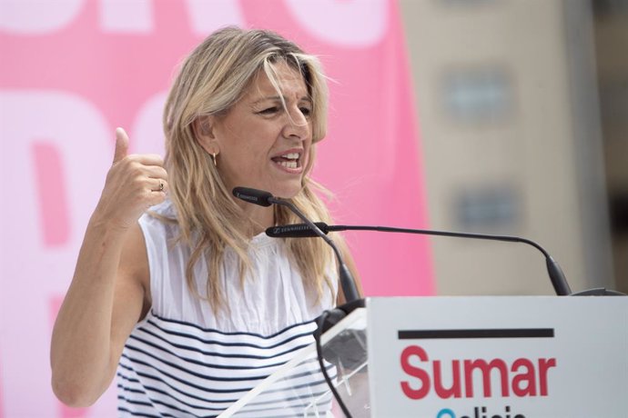 La vicepresidenta segunda y ministra de Trabajo y Economía Social, Yolanda Díaz, interviene durante un acto de Sumar, en el Colegio Público Illas Cíes, a 25 de mayo de 2024, en Vigo, Pontevedra, Galicia (España).