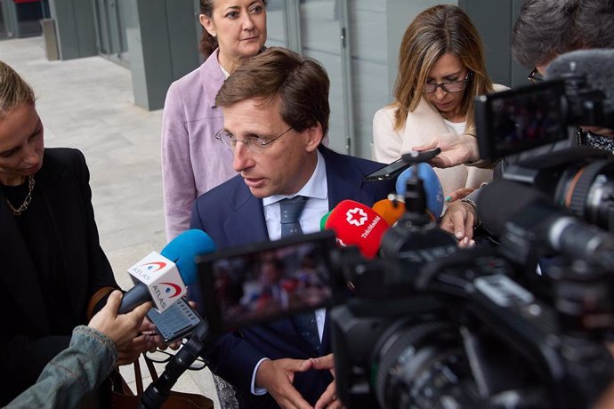 El alcalde de Madrid, José Luis Martínez-Almeida, durante un pleno del Ayuntamiento de Madrid, en el Palacio de Cibeles, a 28 de mayo de 2024, en Madrid (España).