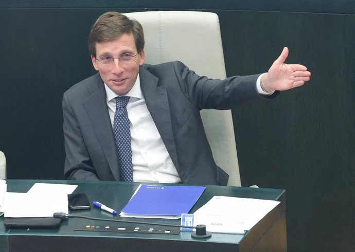 El alcalde de Madrid, José Luis Martinez-Almeida, durante una sesión ordinaria del Pleno del Ayuntamiento, en el Palacio de Cibeles