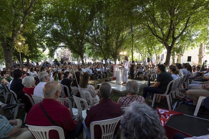 La candidata socialista a las elecciones europeas, vicepresidenta tercera y ministra para la Transición Ecológica y el Reto Demográfico, Teresa Ribera, durante un acto público, en el Parque de la Antigua, a 27 de mayo de 2024, en Mérida, Badajoz.