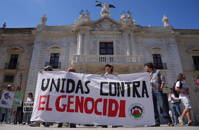 Estudiantes ante la fachada del rectorado de la Universidad de Sevilla se manifiestan en apoyo al pueblo palestino. A 21 de mayo de 2024, en Sevilla (Andalucía, España). 