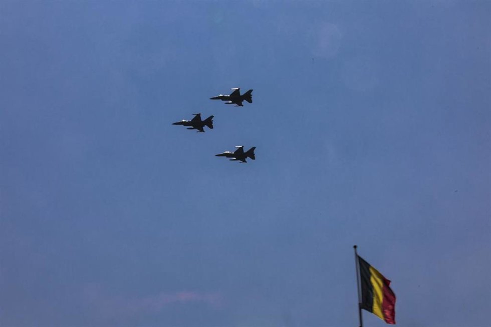 Archivo - Un escuadrón de aviones F-16 durante un desfile militar en Bruselas con motivo del Día Nacional de Bélgica (archivo)