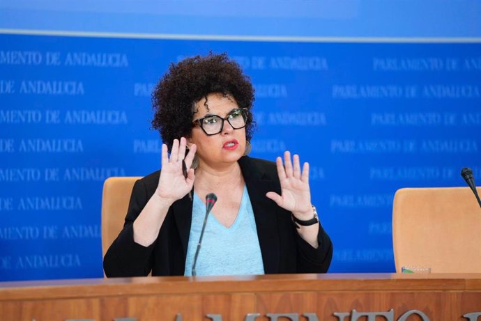 La presidenta del Grupo Mixto-Adelante Andalucía, Maribel Mora, en rueda de prensa en el Parlamento andaluz.