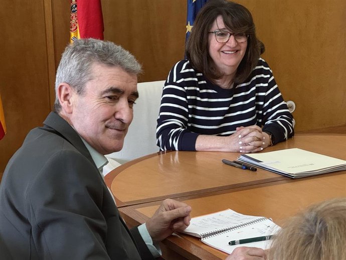 La rectora de la Universidad de Alicante, Amparo Navarro, y el gerente del Hospital Virgen de los Lirios, Alfredo Rizo