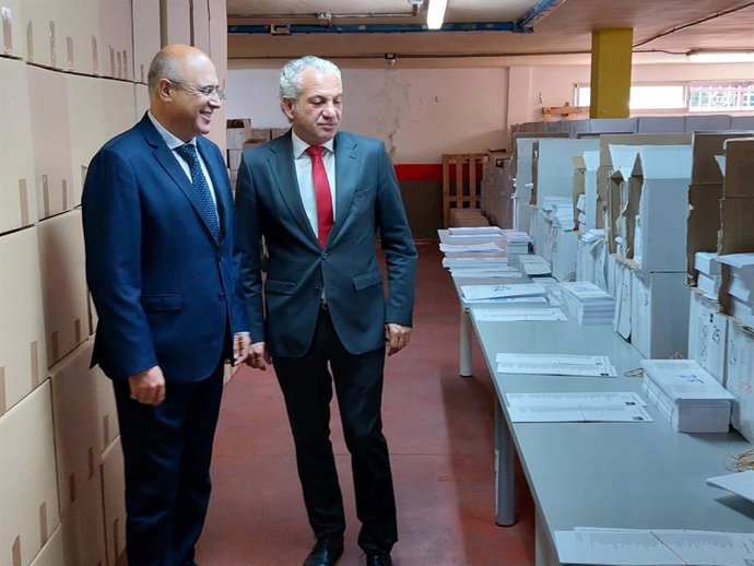 Canales y Sen en su visita a la sede de la Subdelegación del Gobierno.