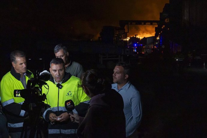 El presidente del Cabildo de Lanzarote en el Complejo Ambiental de Zonzamas, donde se ha declarado un incendio