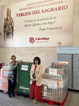 Entrega de los alimentos donados por Mercadona a Cáritas.