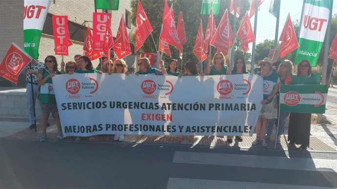 Reclamación de UGT Andalucía en la sede del Distrito Sanitario Sevilla sobre las urgencias en Atención Primaria.